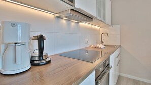 Coffee/tea maker, fridge, microwave, stovetop