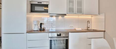 Fridge, microwave, stovetop, dishwasher