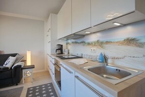 Mikrobølgeovn, ovn, kokeplater og oppvaskmaskin