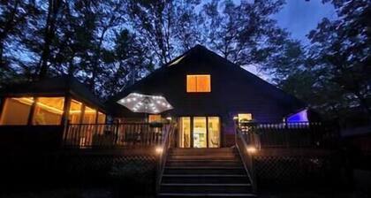 Black Bear Cottage-Hot Tub, Pet Friendly!