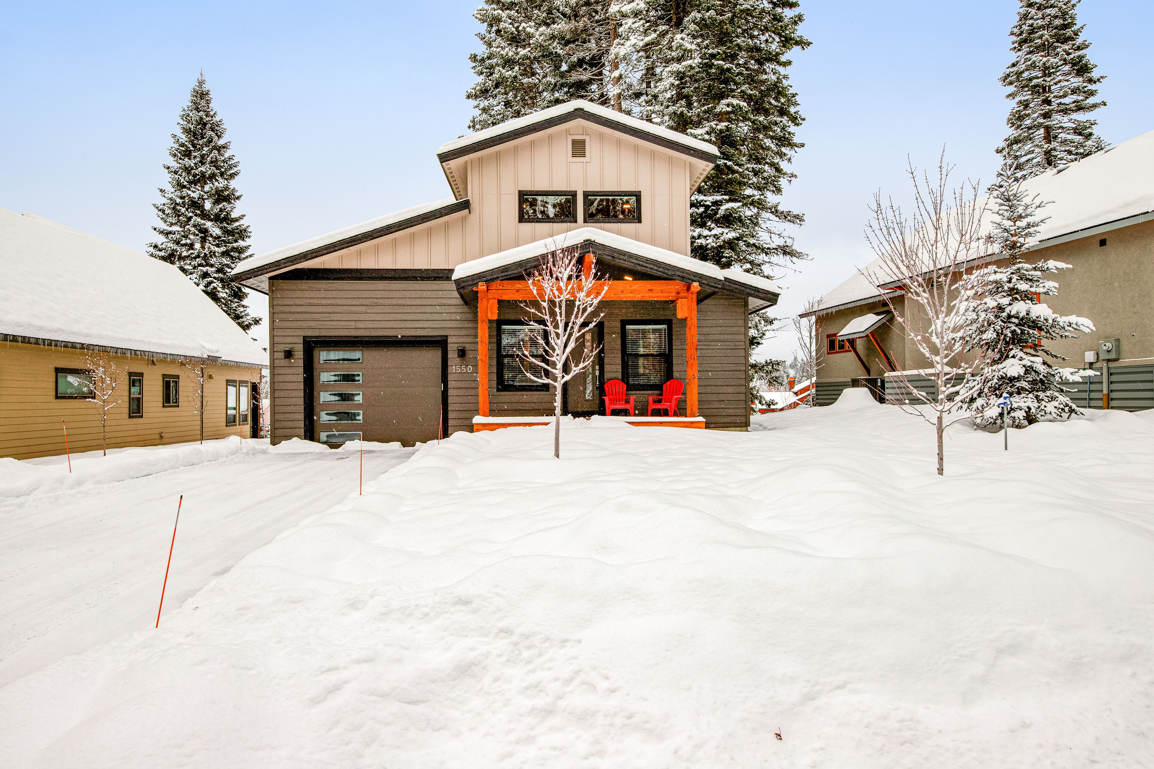 Modern Home with Deck, Grill, Pellet Stove, Full Kitchen, & Free WiFi