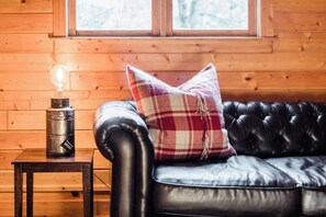 Smart TV, fireplace, video games, books - Secluded Cabin | Epic Mountain Views + Hot Tub (Cherry Log)