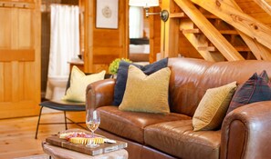 Interior - Secluded Cabin | Epic Mountain Views + Hot Tub (Cherry Log)