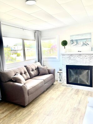 Family Cabin, 2 Bedrooms (Pet and Child Friendly) | Living area | Flat-screen TV - Arena del Mar (Grayland)