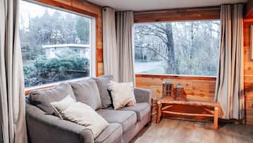 家庭小屋, 2 間臥室 (Pet and Child Friendly) | 起居區 | 平面電視