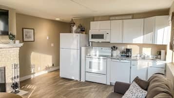 Habitación básica (No Pets or Children under 16) | Cocina privada | Microondas y cafetera y tetera