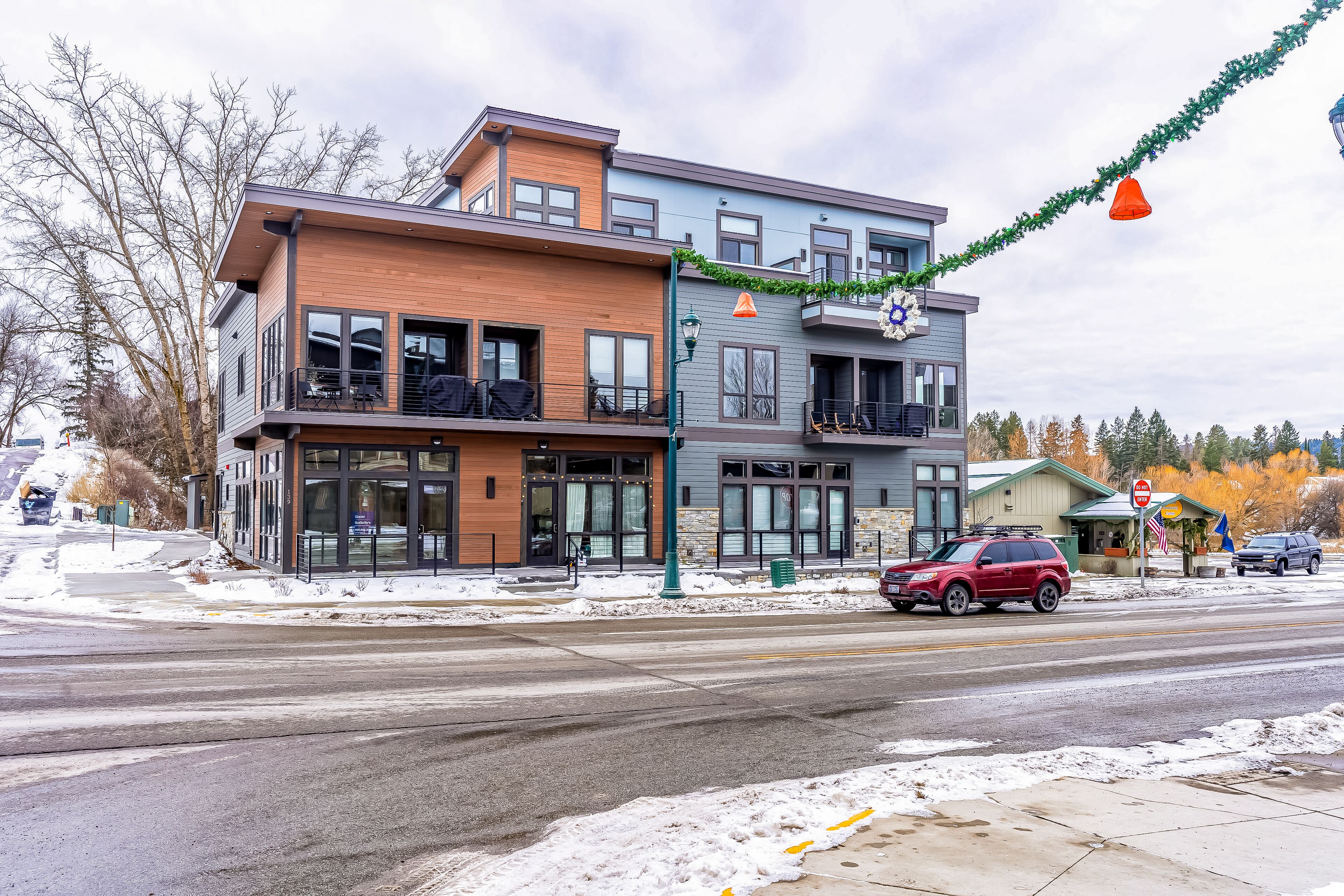 Third Floor Condo with WiFi, Washer/Dryer, Central AC, and Electric Fireplace