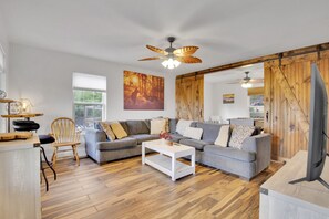 Smart TV, chimenea y futbolito 