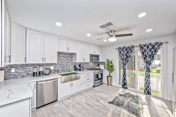 Een koelkast, een magnetron, een oven, een kookplaat