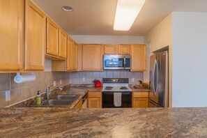 Microwave, dishwasher, coffee/tea maker, cookware/dishes/utensils - *New* Cheerful 3 BDRM Townhome w/ Private Hot Tub (Silverthorne)