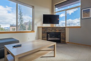 TV, fireplace - *New* Cheerful 3 BDRM Townhome w/ Private Hot Tub (Silverthorne)