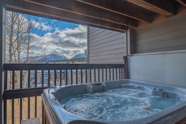 Outdoor spa tub - *New* Cheerful 3 BDRM Townhome w/ Private Hot Tub (Silverthorne)