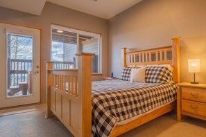 3 bedrooms, iron/ironing board, WiFi, bed sheets - *New* Cheerful 3 BDRM Townhome w/ Private Hot Tub (Silverthorne)