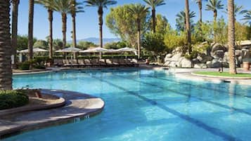 Alberca al aire libre y alberca climatizada