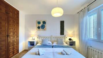 4 bedrooms, iron/ironing board, free WiFi, bed sheets