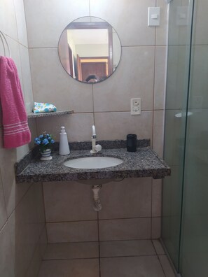 Shower, bidet, towels, toilet paper - Charming apartment in Lagoinha Paraipaba (CE)