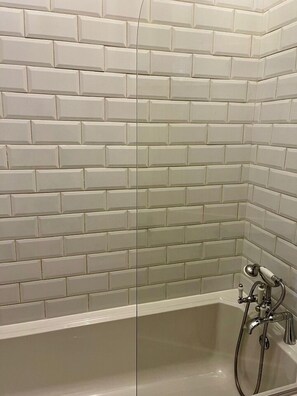 Combined shower/bathtub, hair dryer, towels - Charming 2-Bed Lodge in Dorchester (Dorchester)