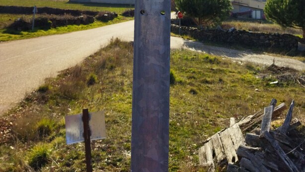 Un letrero con el texto 'CEADEA' en un poste de metal.