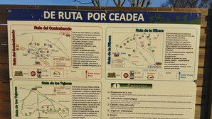 Un mapa detallado de rutas de senderismo en Ceadea, que incluye la Ruta del Contrabando, la Ruta de la Ribera y la Ruta de los Tejars.