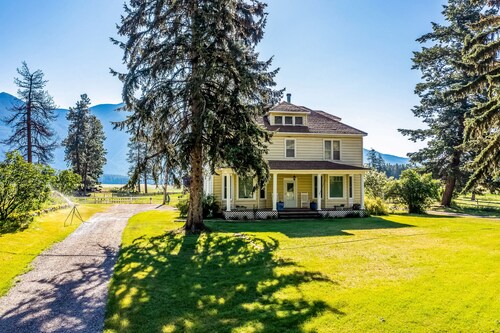 Charming Farmhouse on 100 Acres W/ Mountain Views, WiFi, Porch & Livestock