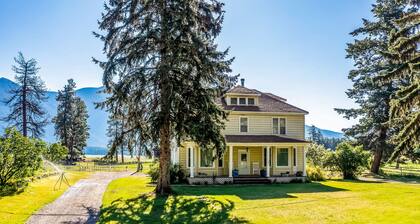 Charming Farmhouse on 100 Acres W/ Mountain Views, WiFi, Porch & Livestock