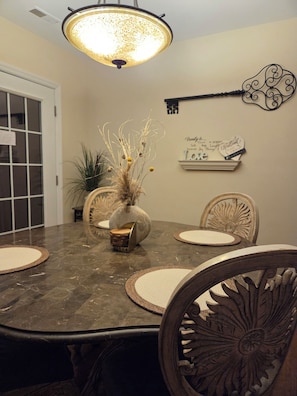Dining - Beautiful Townhouse near Philly Stadiums and Atlantic City (Sewell)