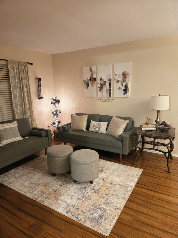 Smart TV - Beautiful Townhouse near Philly Stadiums and Atlantic City (Sewell)