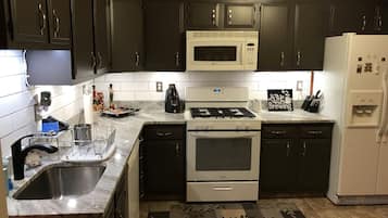 Jääkaappi, mikroaaltouuni, uuni, liesi