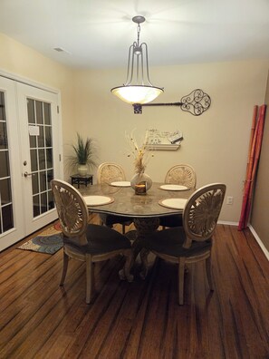Dining - Beautiful Townhouse near Philly Stadiums and Atlantic City (Sewell)