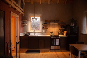 Fridge, oven, stovetop, coffee/tea maker