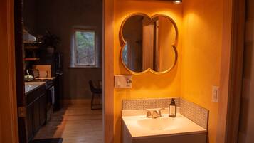 Fridge, oven, stovetop, coffee/tea maker