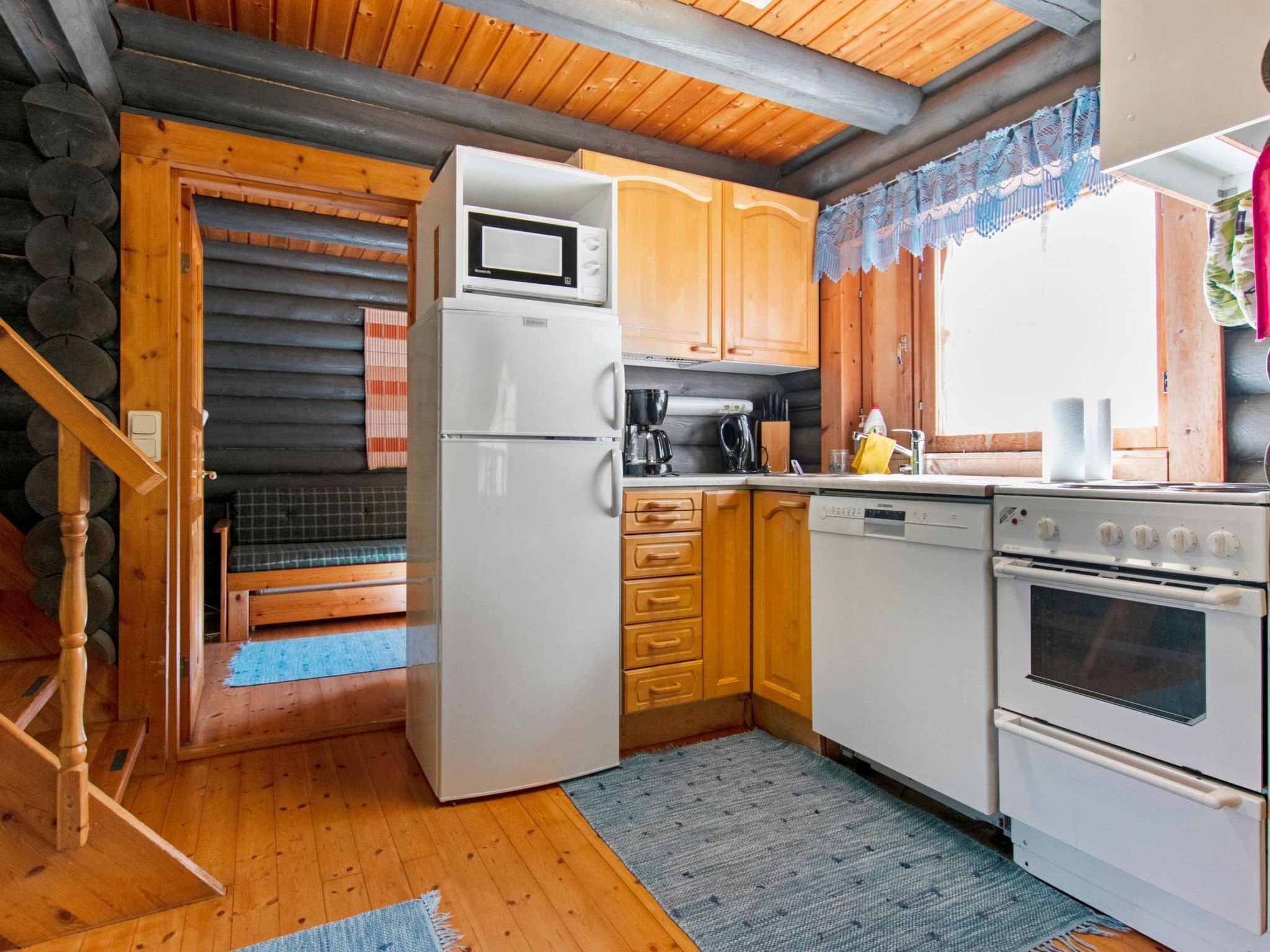 Kjøleskap, mikrobølgeovn, oppvaskmaskin og kjøkkenutstyr