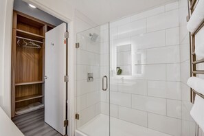 Een douche, een haardroger, handdoeken