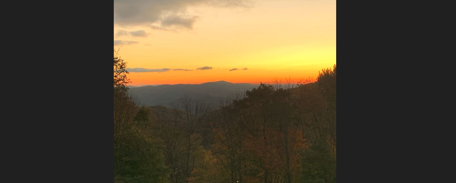Seven Devils Sunrise - Updated home with mountain views, gas firetable, & game room!