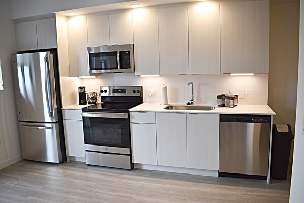 冰箱、微波炉、烤箱、炉灶