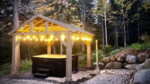 Outdoor spa tub - Rustic chic chalet in the forest (Petite-Rivière-Saint-François)