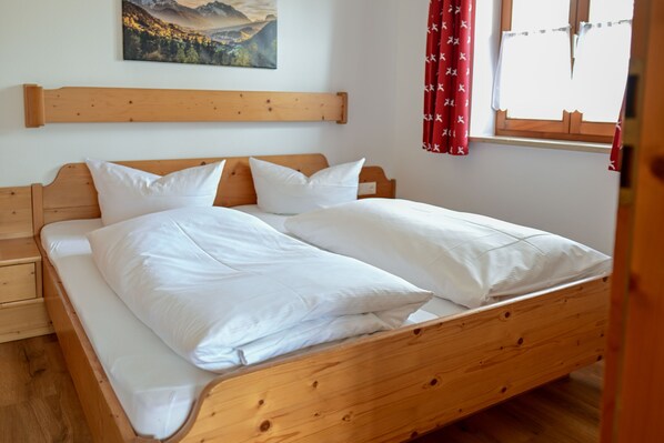 1 bedroom, Internet, bed sheets - Vacation apartment no. 8, 1-2 persons, 42 sqm, 1 bedroom, balcony (Schönau am Königssee)