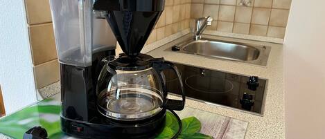 Fridge, stovetop, coffee/tea maker, toaster