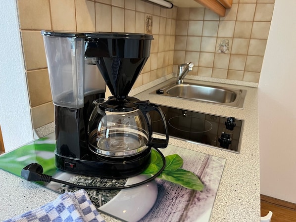 Kühlschrank, Herdplatte, Wasserkocher mit Kaffee-/Teezubehör, Toaster