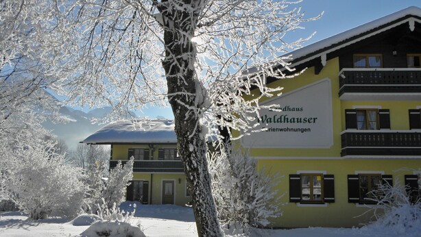 A building with a sign reading "Valdhaus Ferienwohnungen".