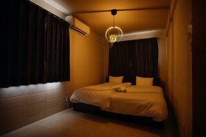 Casa familiar | 3 dormitorios, espacio para trabajar con un portátil, cortinas opacas