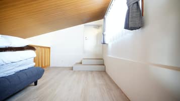 Family House | 3 bedrooms, laptop workspace, blackout curtains, free WiFi