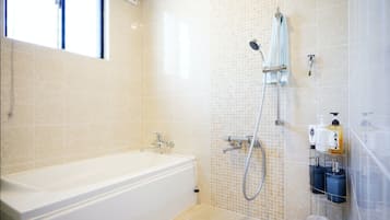 ファミリー ハウス | バスルーム | シャワー付き浴槽、バスアメニティ (無料)、ヘアドライヤー、スリッパ