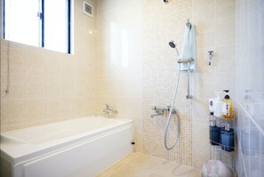 Casa familiar | Baño | Tina con regadera, amenidades de baño gratuitas, secadora de cabello 