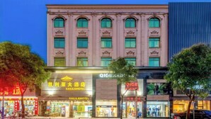 Un hotel de estilo arquitectónico tradicional, con múltiples ventanas y una entrada destacada.