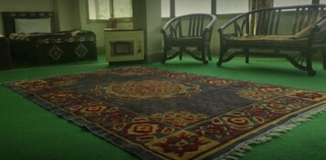 Tabla de planchar con plancha, wifi gratis y ropa de cama