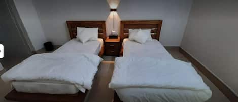 Deluxe kamer, 1 twee- of 2 eenpersoonsbedden | Een strijkplank/strijkijzer, gratis wifi, beddengoed