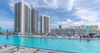 HYDE Beach House - 2BR High Ceiling Corner Suite!