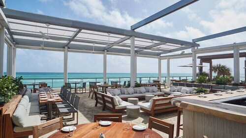 HYDE Beach House - 2BR High Ceiling Corner Suite! 