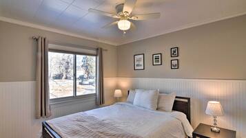 4 bedrooms, desk, internet, bed sheets